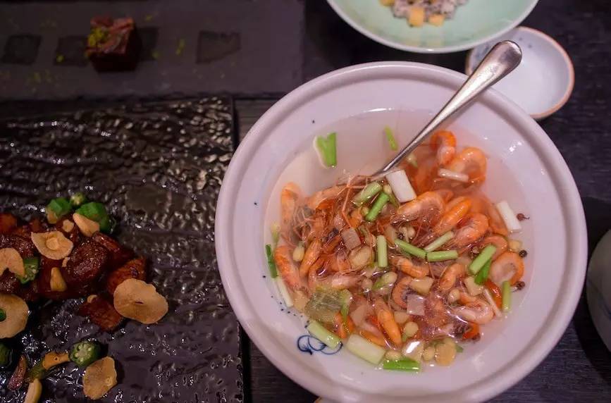 一天吃四五顿饭不长肉才怪,一天吃四顿不胖都不行