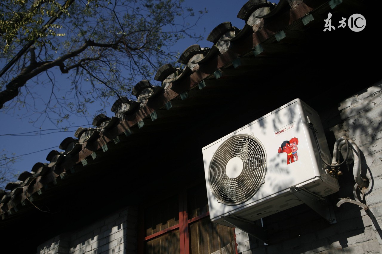 农村老汉买空调“蛮不讲理”，店主了解实情为其开緑灯