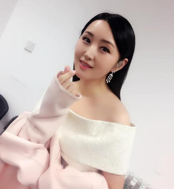 冻龄女神杨钰莹,不老女神杨钰莹晒旅游照