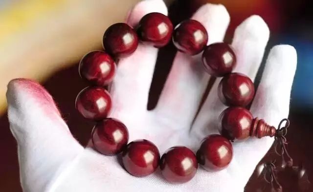 小叶紫檀手串棕眼越盘越多,为什么我的小叶紫檀颜色变红了