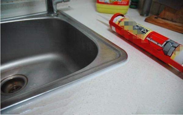 水槽边玻璃胶发黑怎么去除,水槽边的玻璃胶黑霉怎么去除