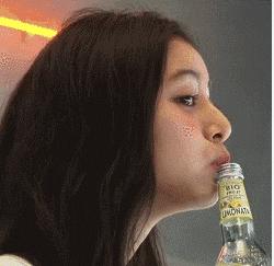 媳妇把酒瓶子放下，别玩了