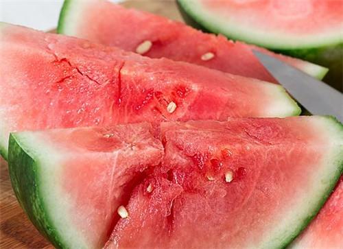 吃西瓜禁忌哪些人不能常吃西瓜,西瓜不能吃的三大禁忌