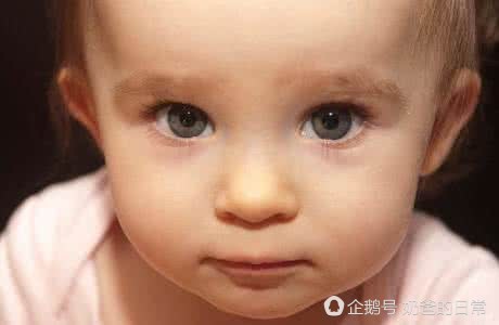 新生儿月子内能见光吗,月子里孩子要见光么