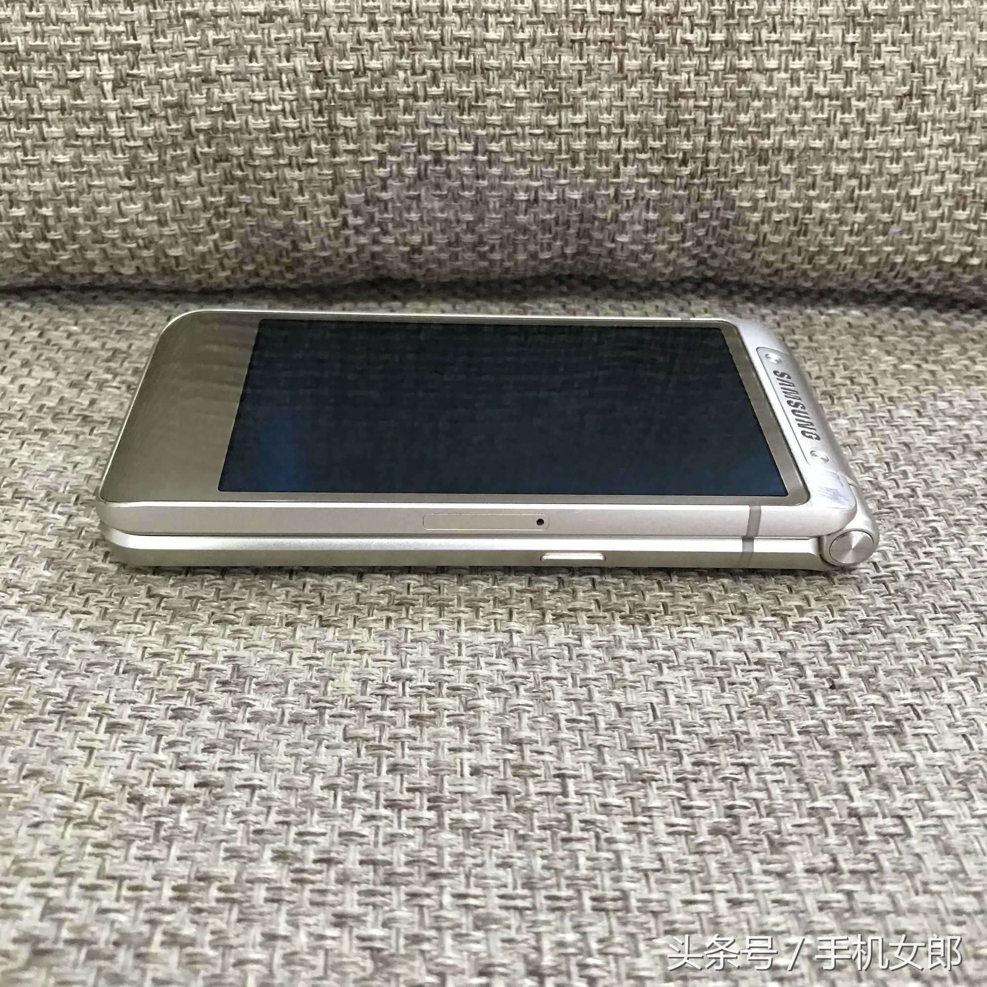 三星w2016翻盖手机,三星w2016翻盖现在多少钱