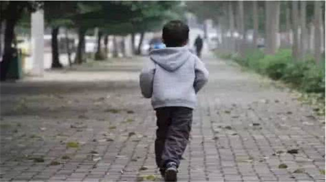 半夜儿子去了母亲的墓地父亲回来后立刻赶走了后妈