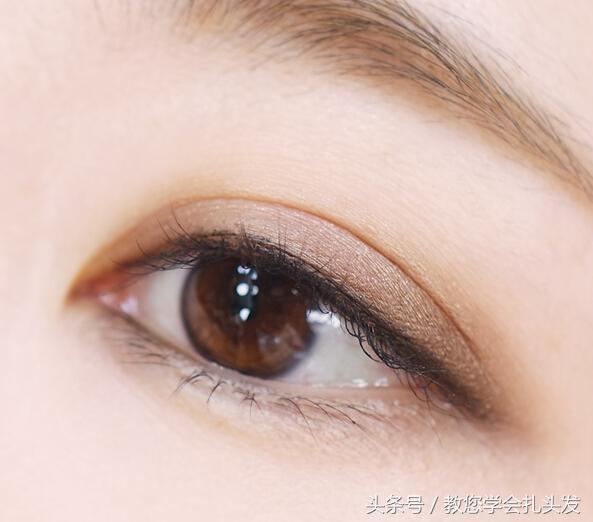 简单的韩式盘发中长发,一款韩式随意盘发编发教程