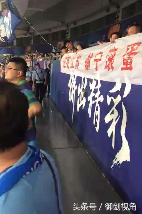 哀莫大于心死！中甲球队也赢不了，江苏苏宁球迷急了，看台拉不满横幅！