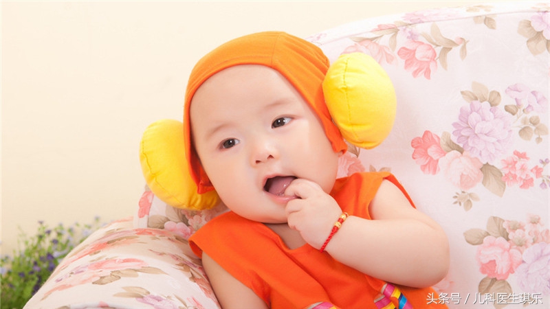 宝宝嘴里有白色口疮怎么办,宝宝嘴里长了鹅口疮感觉没有精神