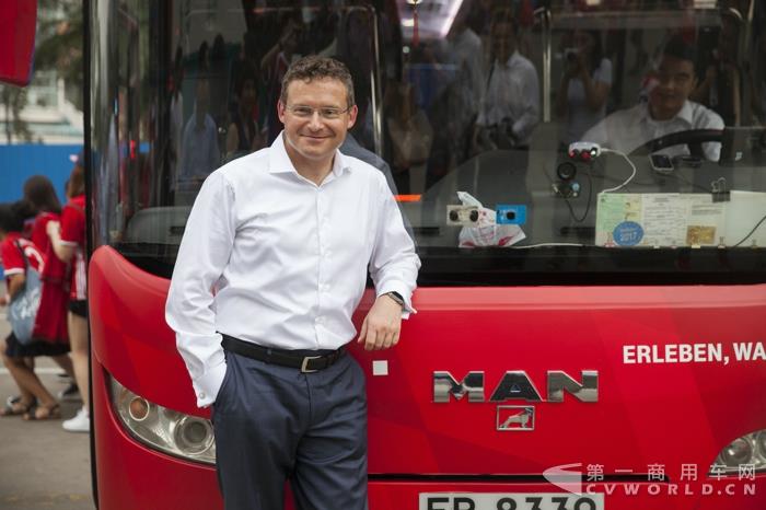 不是宇通也不是比亚迪！拜仁慕尼黑球队“*用御**”的这款红色大巴出自谁家？