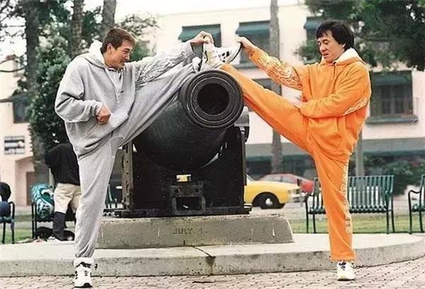 还记得《古惑仔3》被乌鸦拍照的方婷吗？前夫是成龙保镖卢惠光