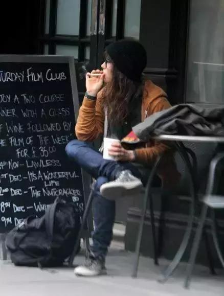 她因同志身份多次收死亡威胁，但她从未想过妥协！