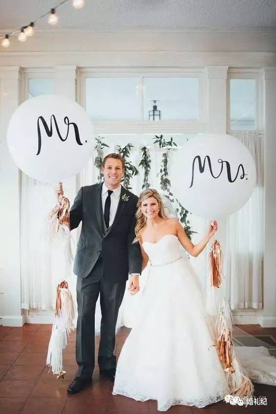 摄影师亲手教新人摆婚纱照造型,6种必拍的婚纱照风格