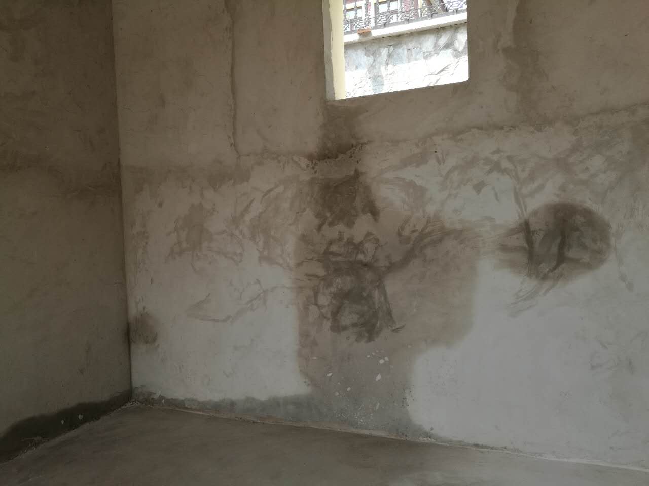 墙体发霉返潮的原因,墙体发霉返碱涂刷