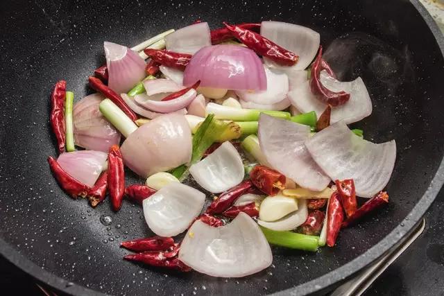 干锅墨鱼仔的正宗做法视频,半成品包装墨鱼仔干锅做法