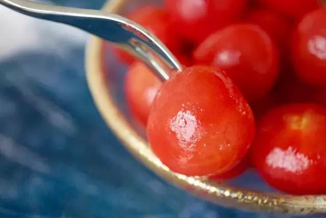 三伏天不吃饭也要买一件棉麻衫,三伏天不开空调吃饭一身汗