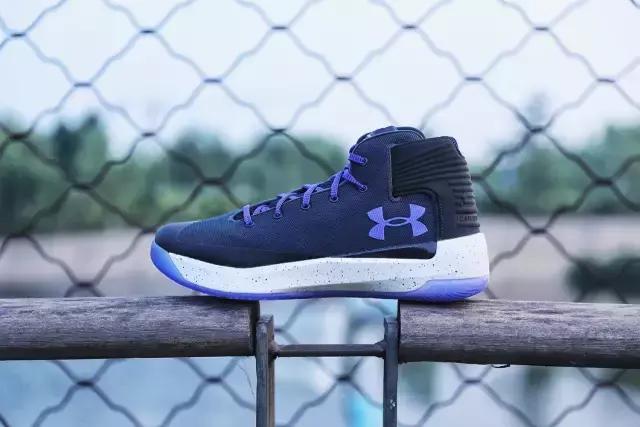 库里新赛季战靴曝光,库里总决赛鞋被踩掉