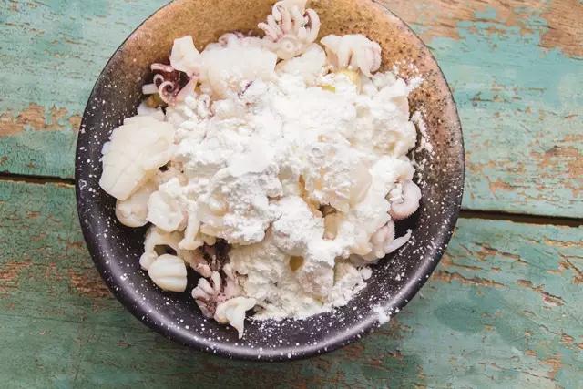 干锅墨鱼仔的正宗做法视频,半成品包装墨鱼仔干锅做法