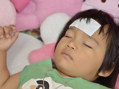 孩子发烧物理降温的正确做法,儿科护士对宝宝发烧的处置