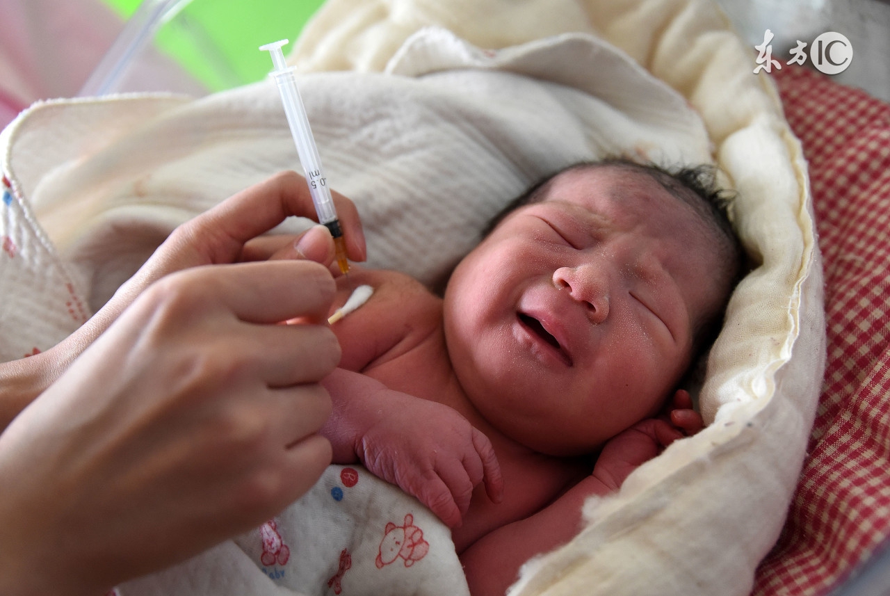 月子妈怀抱儿子肩背女儿住进医院，病友家属怒怼婆婆没良心