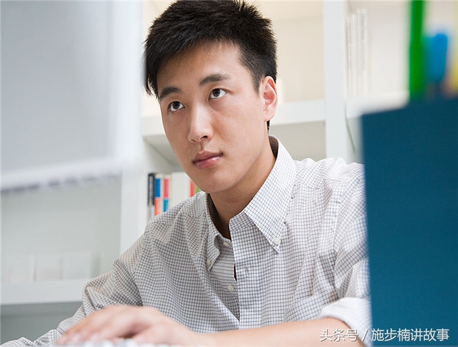 傻小子骑车撞到了漂亮姑娘完整版,傻小子被货车撞