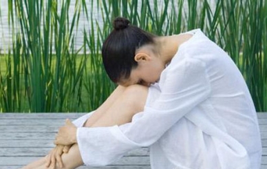 医生打点滴坐诊,向奋战一线的医生致敬