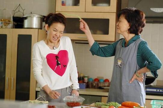 我妈有小三阳总是亲孙子老婆气急下打了她一巴掌我敢怒不敢言