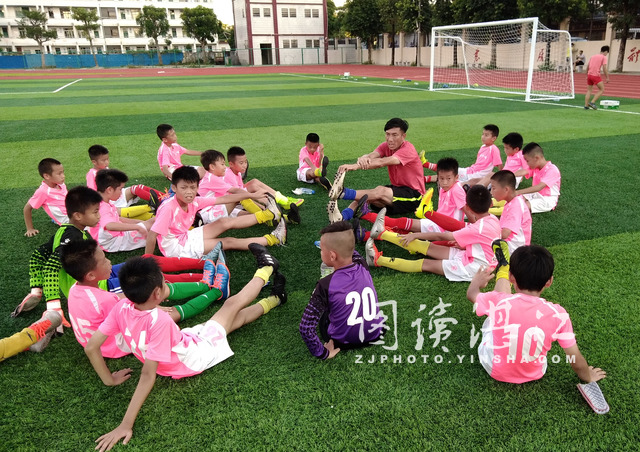 足球哪个国家发明出来的,足球实时比分怎么出来的