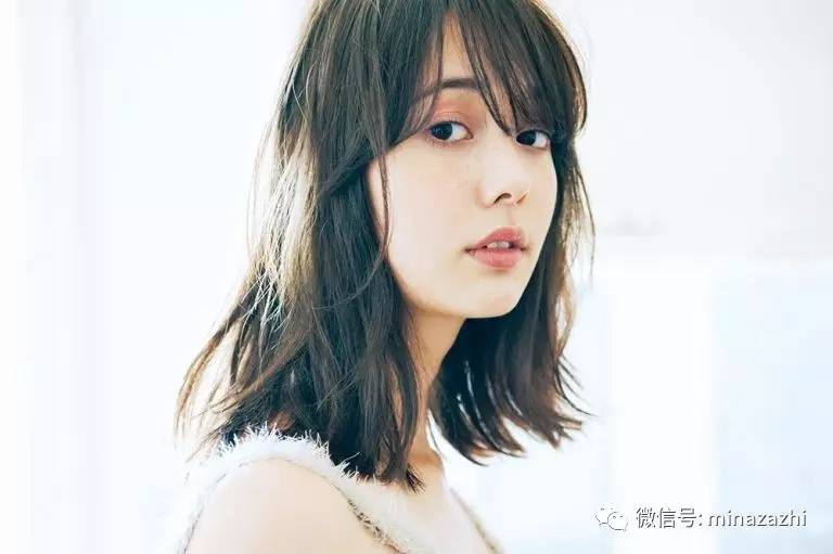 2022年最流行的发型长直发瓜子脸,2021年最流行的高颧骨发型中长发