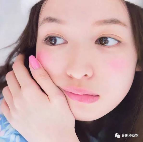 不会画妆容和会化妆的对比,新手有没有必要画腮红