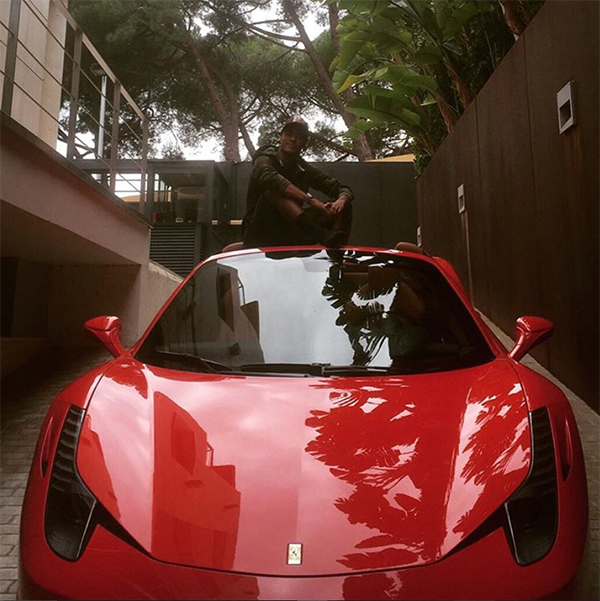 大巴黎2.2亿欧强挖内马尔？内少座驾可谓“平民”至极