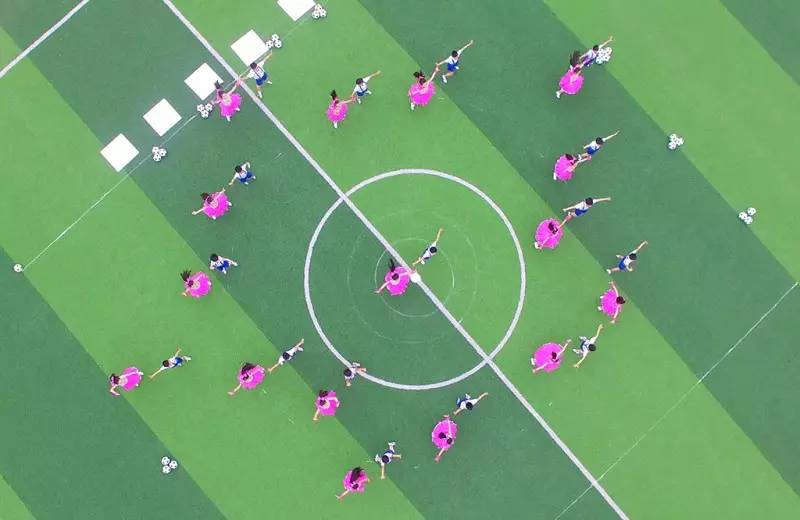 增添足球元素，完全自编自导，并最终一举夺得全区冠军，这能耐真不一般！