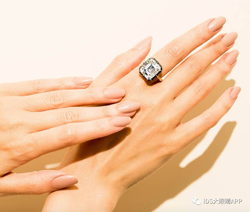 高圆圆同款婚戒一个多重,高圆圆直播带货手戴婚戒状态佳