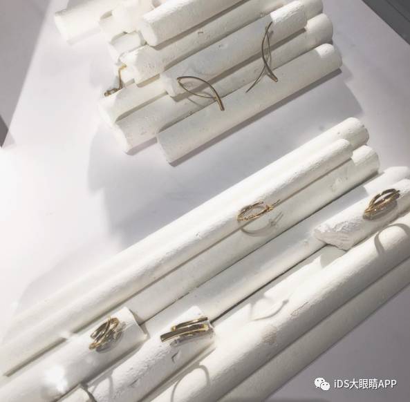 高圆圆同款婚戒一个多重,高圆圆直播带货手戴婚戒状态佳