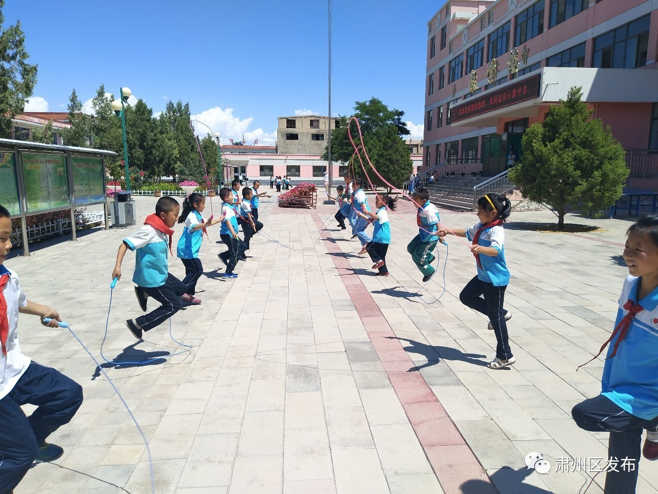 打乒乓球的快乐小朋友,打乒乓球的小朋友背景绘画