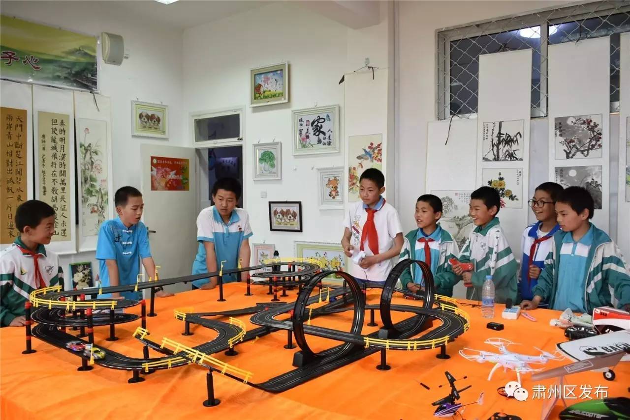 打乒乓球的快乐小朋友,打乒乓球的小朋友背景绘画