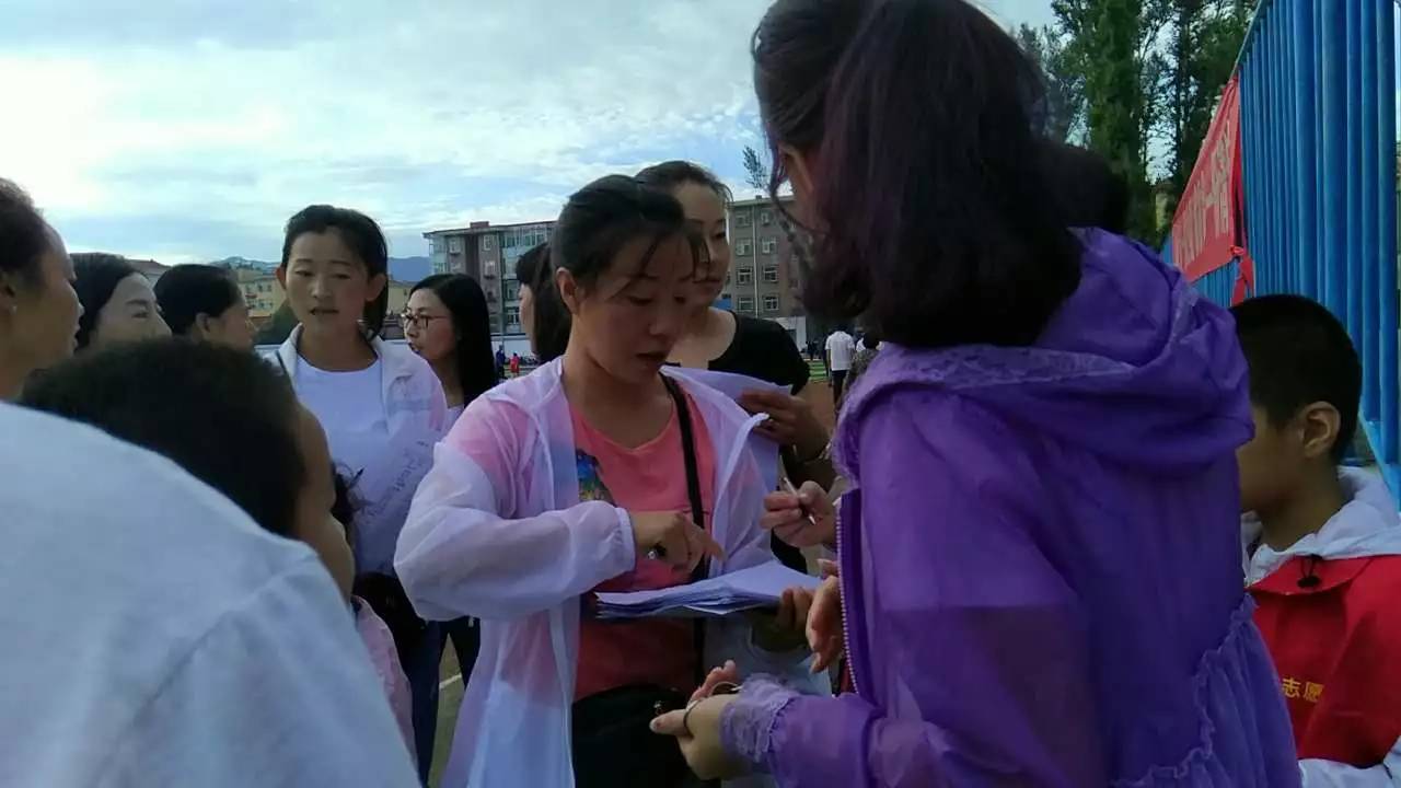 中国公益在线繁峙县爱心工作站组织“你我多一份自觉城市多一份清洁”清捡垃圾爱心活动