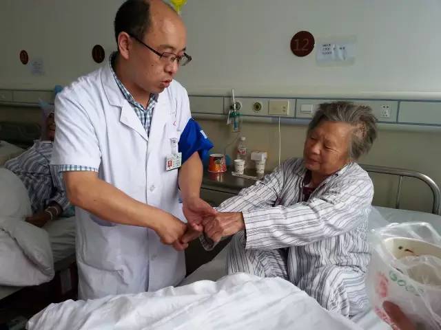 地震伤员跨区域救治方案,地震伤员术后康复注意事项