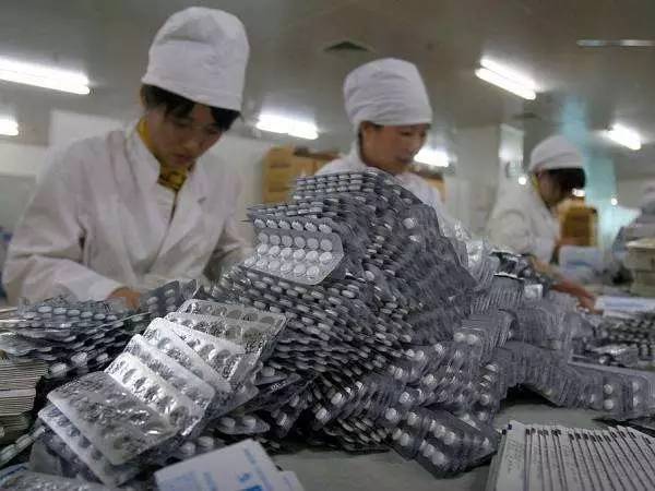 60岁在破庙年赚13亿，被逼净身出户后，又带着年均超过80岁的团队重掌江湖