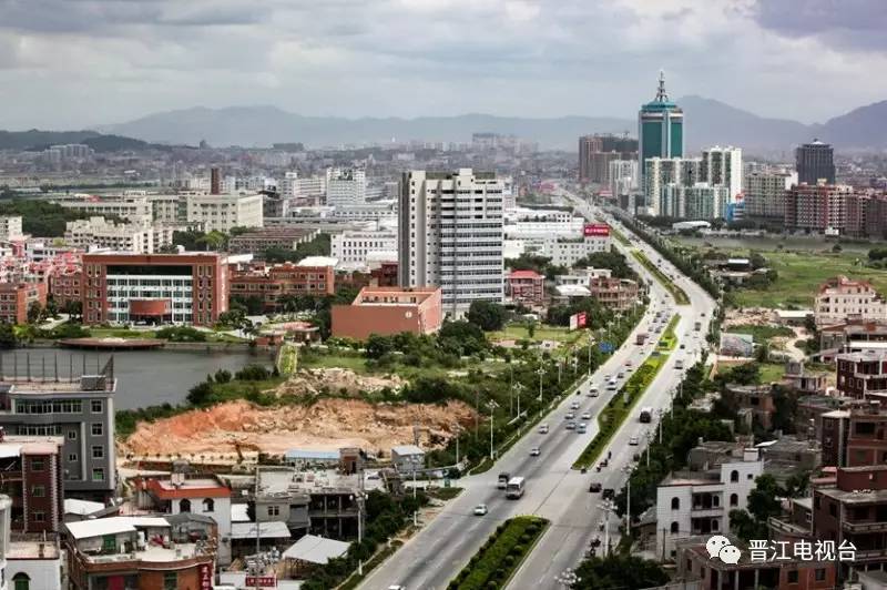 家在岁月变迁中的变化,家乡在不经意间变得越来越美