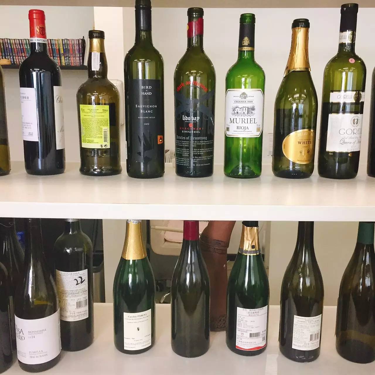 被泼了一身红酒 (地面泼到红酒饮料怎么办)