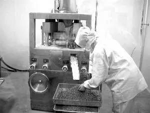 60岁在破庙年赚13亿，被逼净身出户后，又带着年均超过80岁的团队重掌江湖