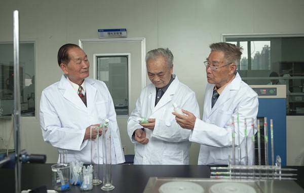 60岁在破庙年赚13亿，被逼净身出户后，又带着年均超过80岁的团队重掌江湖