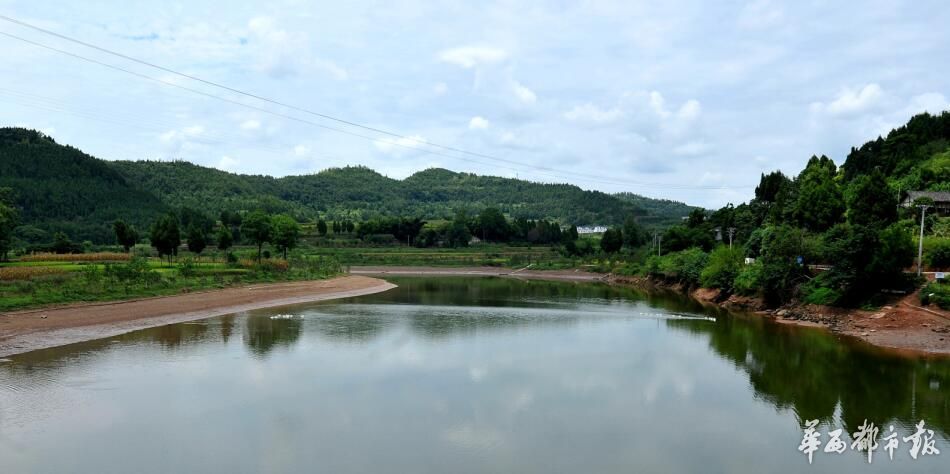 四川南充西河水清岸绿鱼儿跃河长邀您去游泳