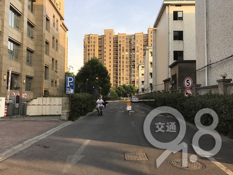 杭州业主怒怼物业：我的车停不进我的小区？！我还得偷偷混进去？