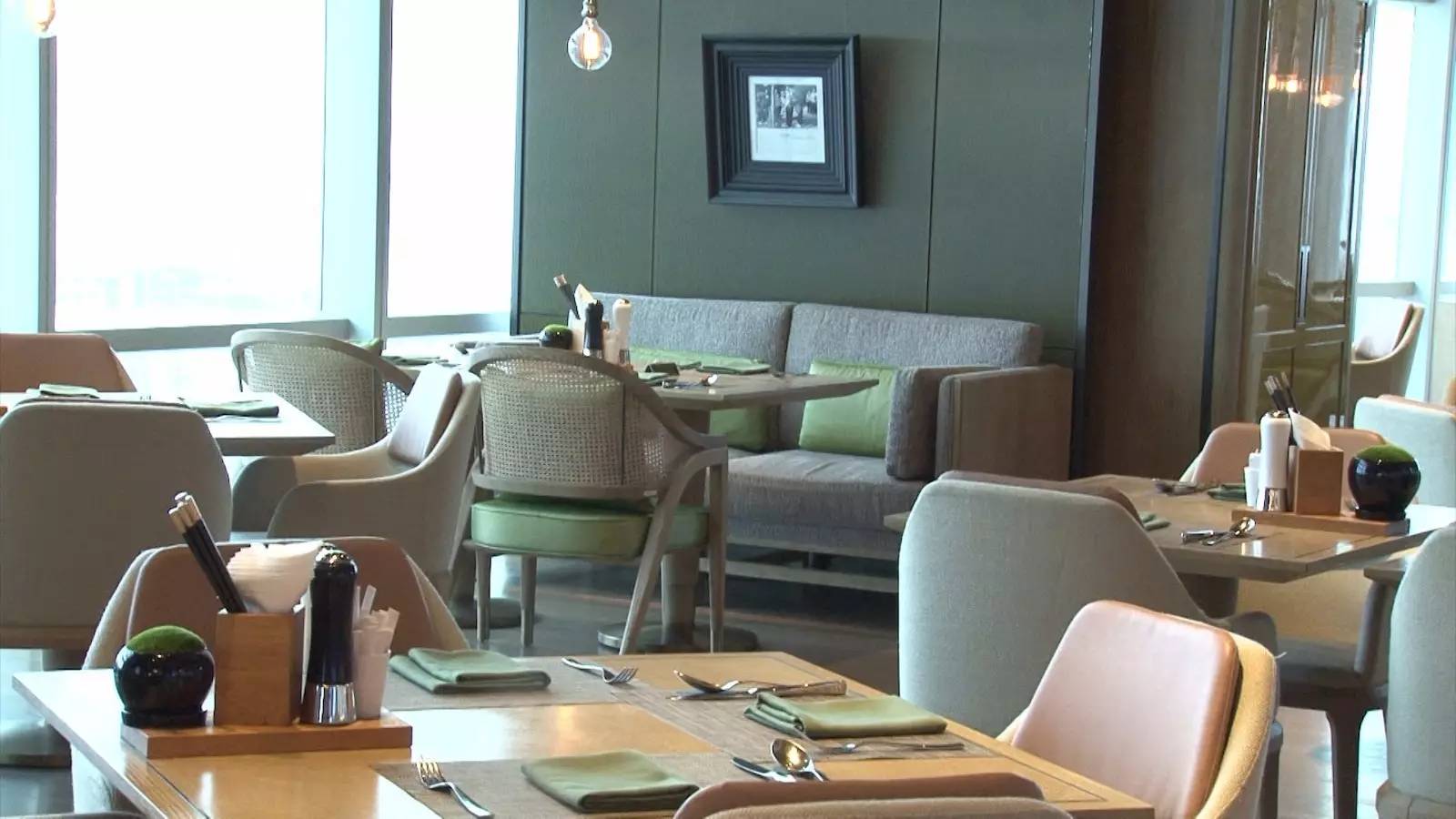 一家开在43楼的空中餐厅，去这里吃饭你得带上两个胃