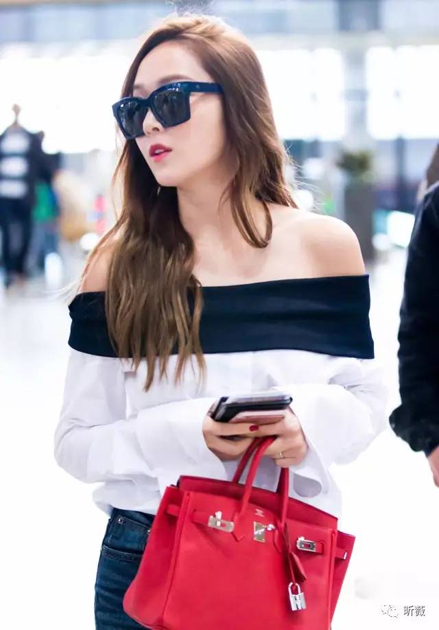 你的一字肩会让你增重10KG？还不是因为没有学习蔡依林的“露一半”穿法！