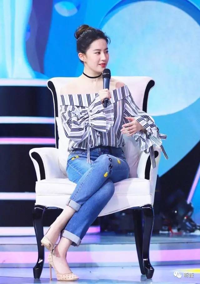 你的一字肩会让你增重10KG?还不是因为没有学习蔡依林的“露一半”穿法!