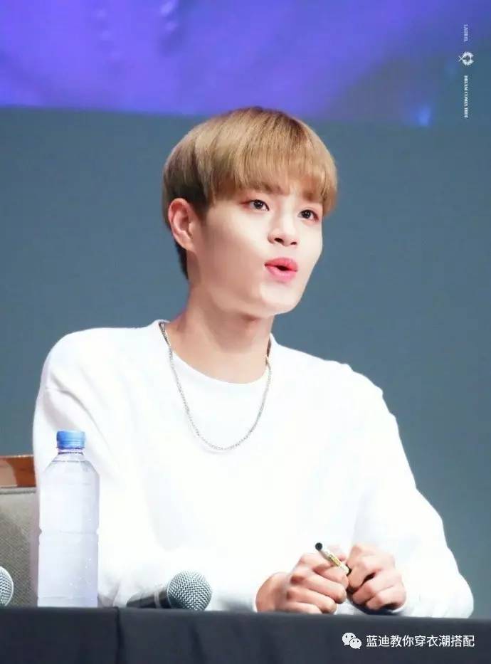 王源演唱会穿秀禾服,王源沸腾之夜黑西装