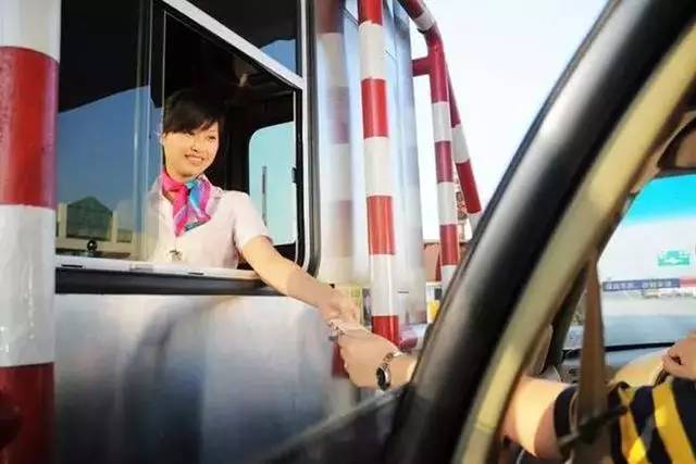 不小心开到高速收费站外面怎么办,如何缓解高速收费站的尴尬问题